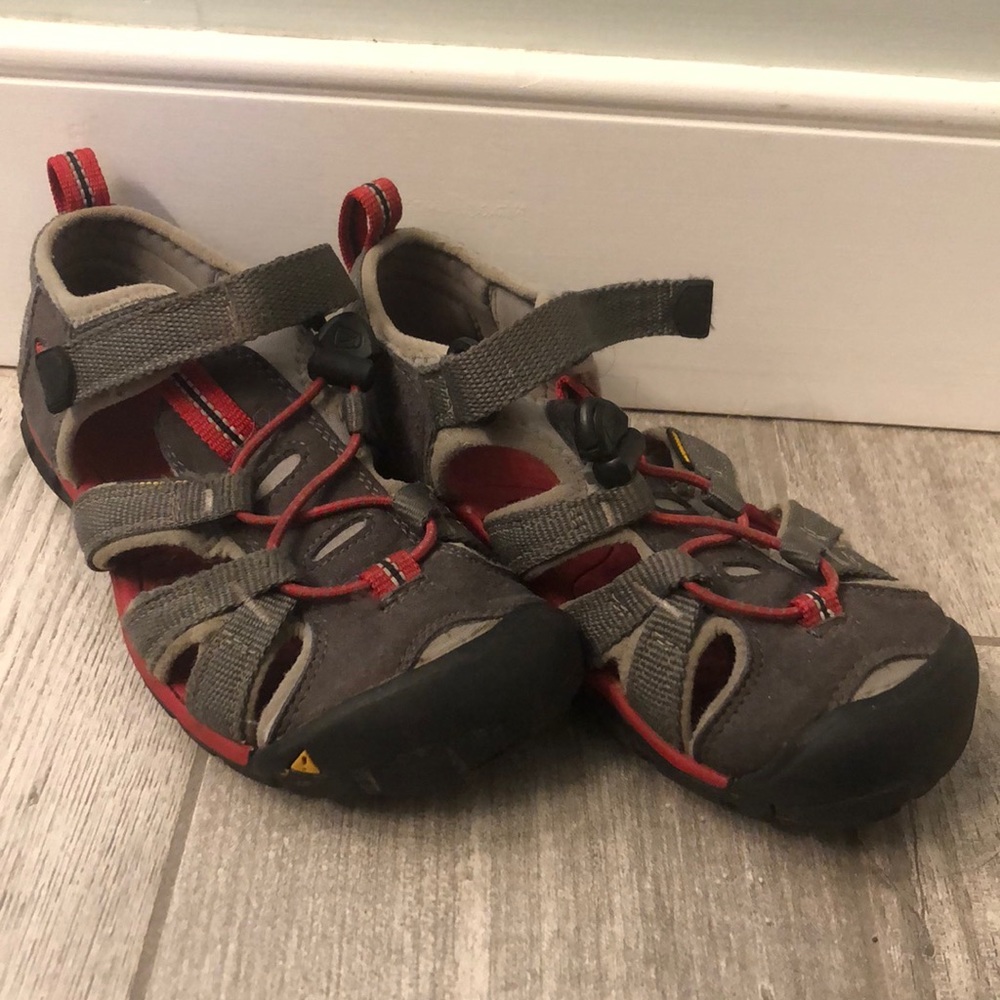 Boys size 1 KEEN sandals